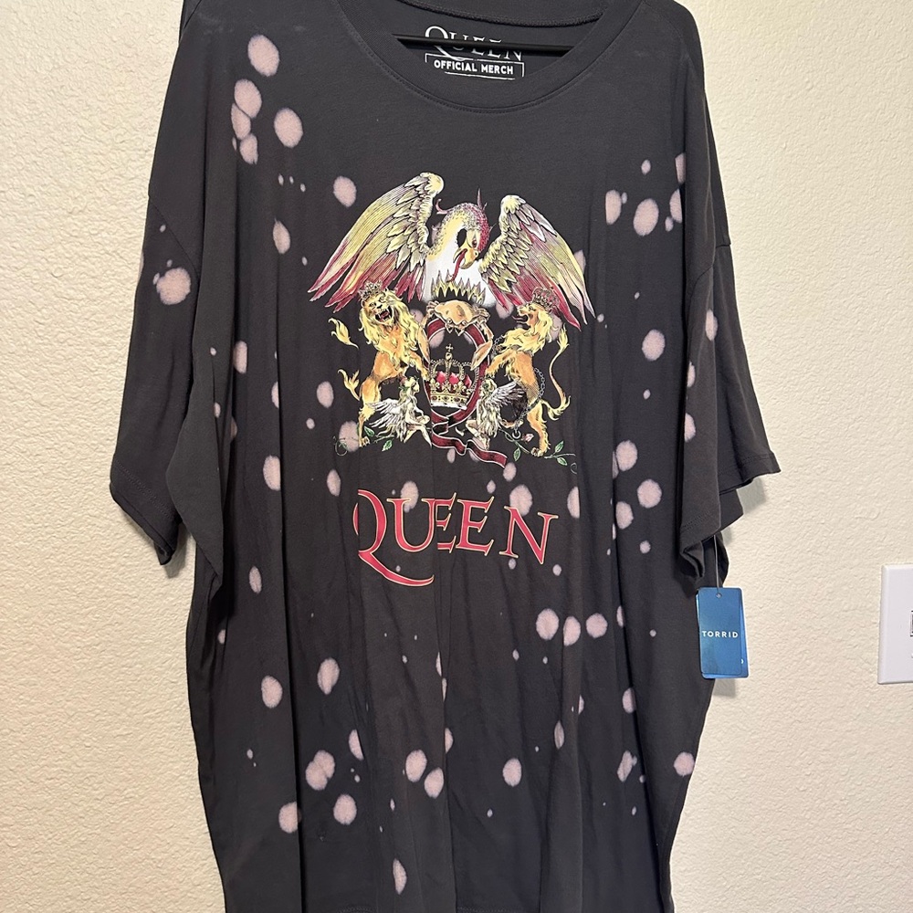 Que Black and Pink Graphic Men's Tee